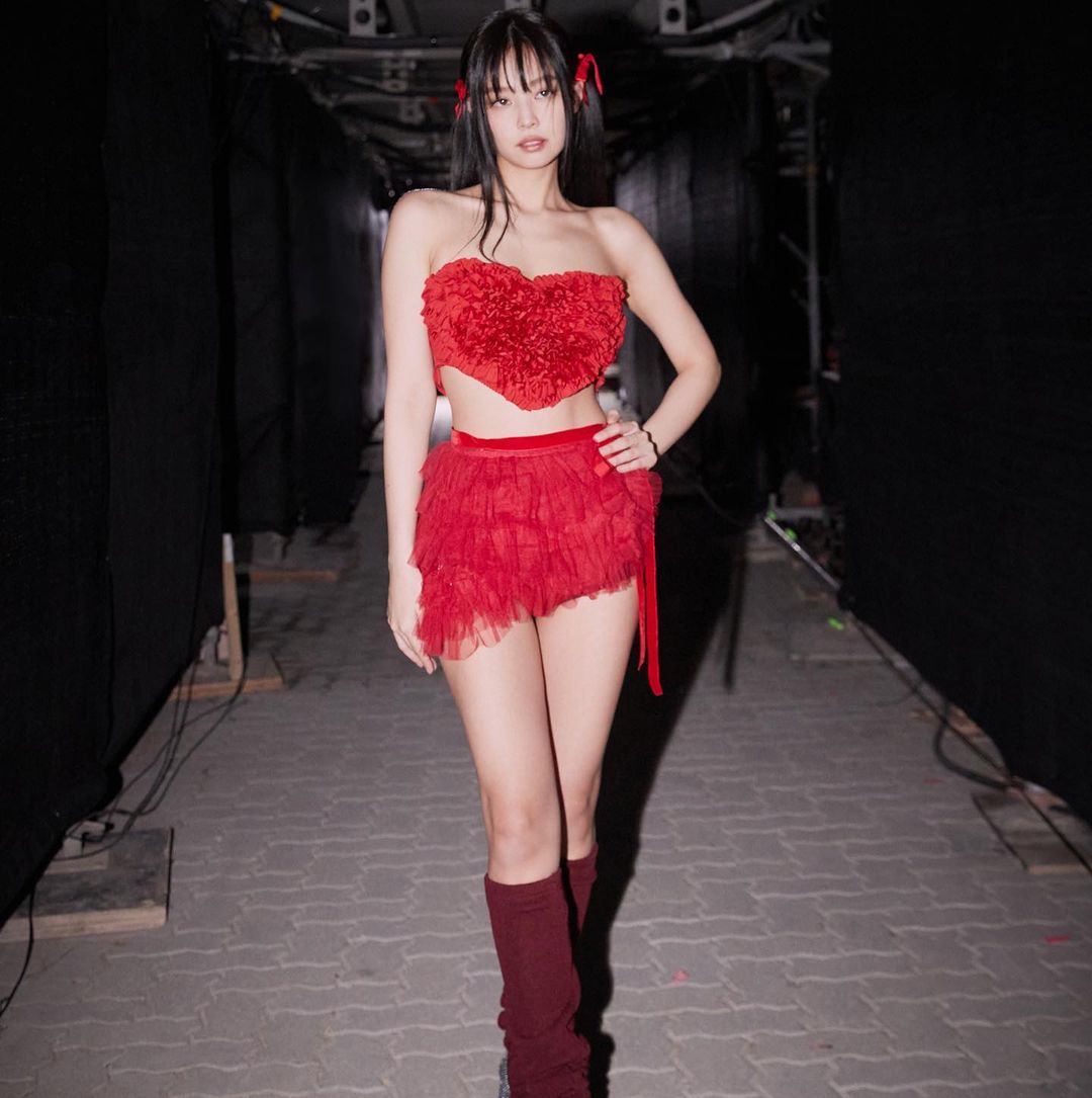 @jennierubyjane diện trang phuc đỏ