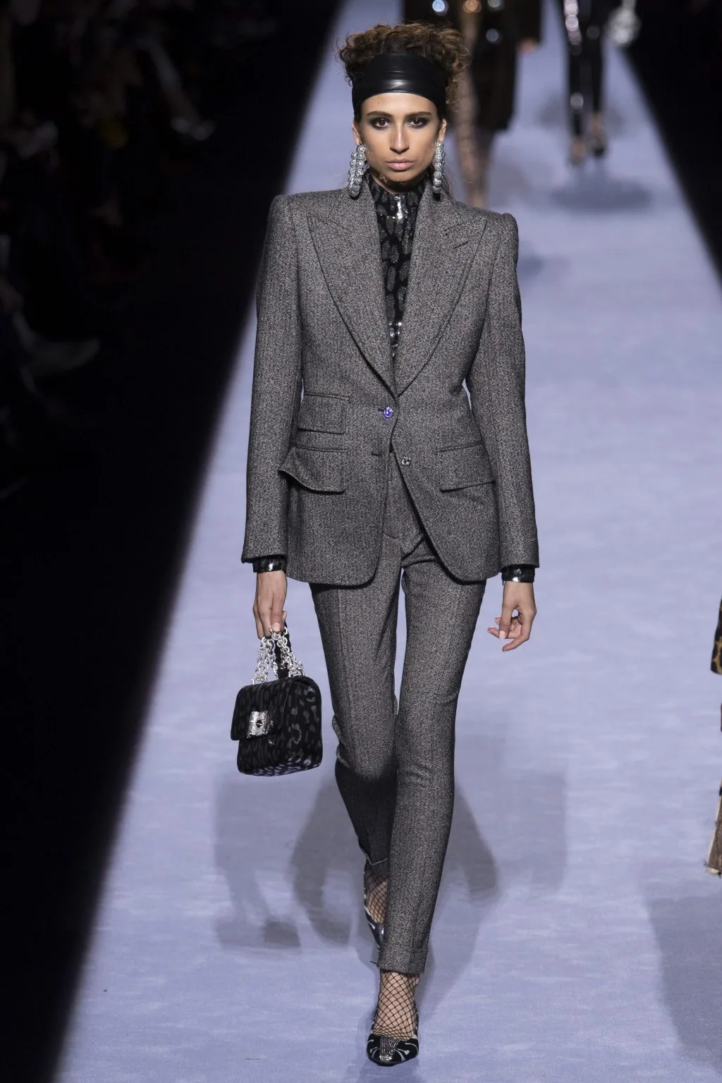 Thương hiệu Tom Ford Ready-to-wear Thu 2018: Thời đại hoàng kim thập niên 80 Thương hiệu Tom Ford Ready-to-wear Thu 2018: Thời đại hoàng kim thập niên 80