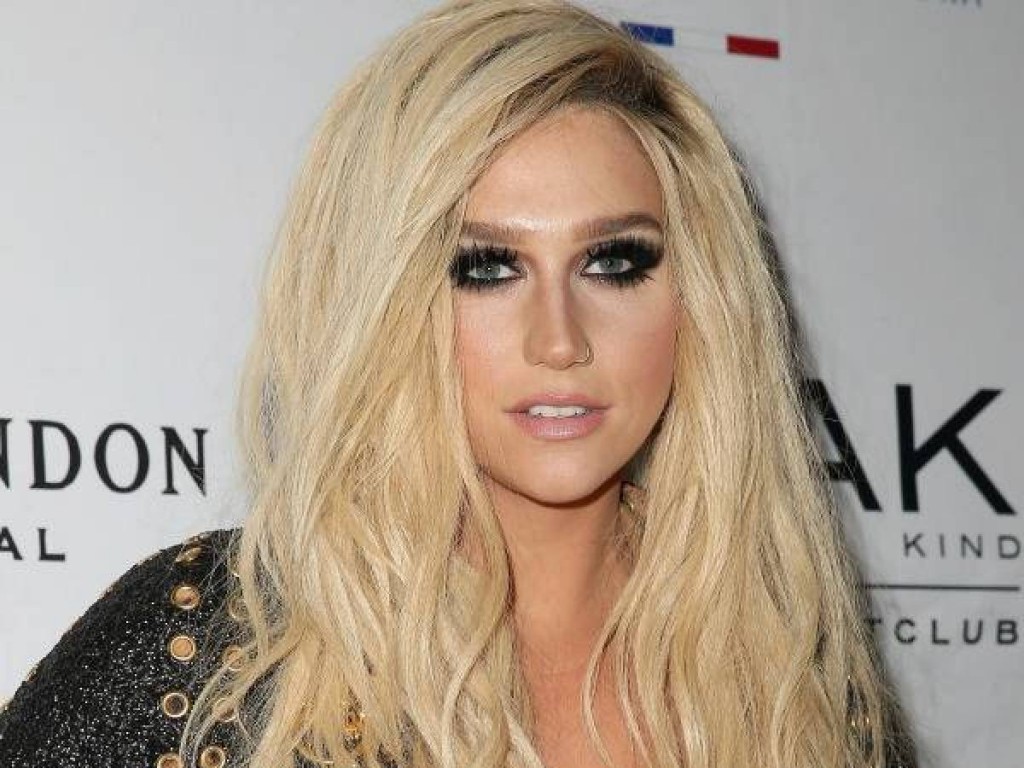 Kesha suy sup tại phiên tòa sau khi nghe phán quyết thua kiện Kesha suy sup tại phiên tòa sau khi nghe phán quyết thua kiện
