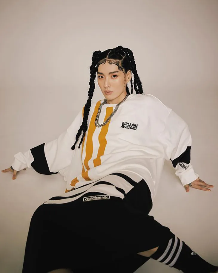 Monika - Street Woman Fighter sở hữu thần thái cuốn hút và lạnh lùng. Monika - Street Woman Fighter sở hữu thần thái cuốn hút và lạnh lùng.
