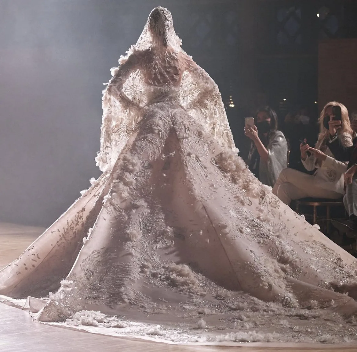Elie Saab Haute Couture xuân hè 2022