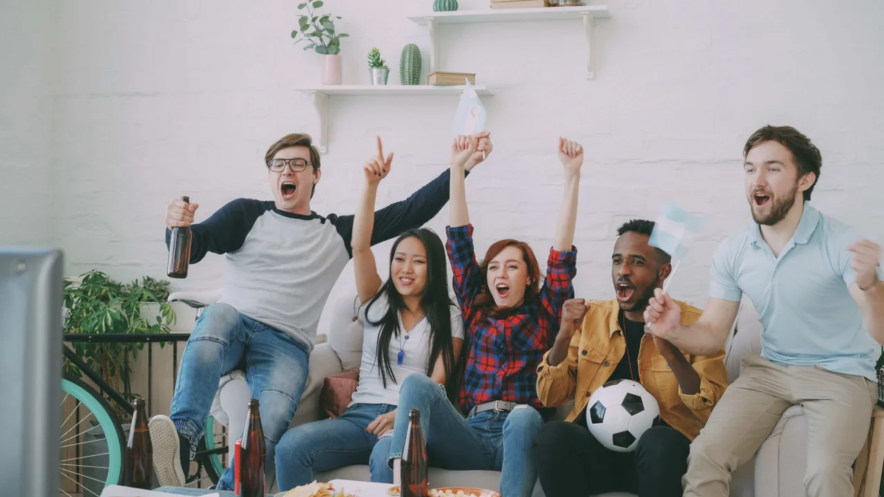 Hội bạn mặc dresscode xem bóng đá
