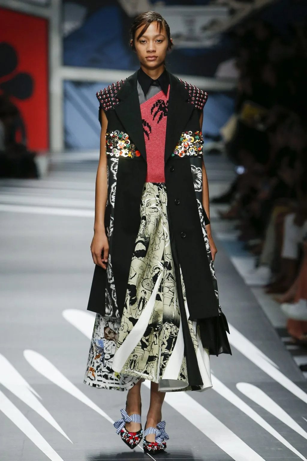 Prada Ready-to-wear Xuân 2018: Về những người phụ nữ mạnh mẽ, náo nhiệt và đầy sức quyến rũ Prada Ready-to-wear Xuân 2018: Về những người phụ nữ mạnh mẽ, náo nhiệt và đầy sức quyến rũ