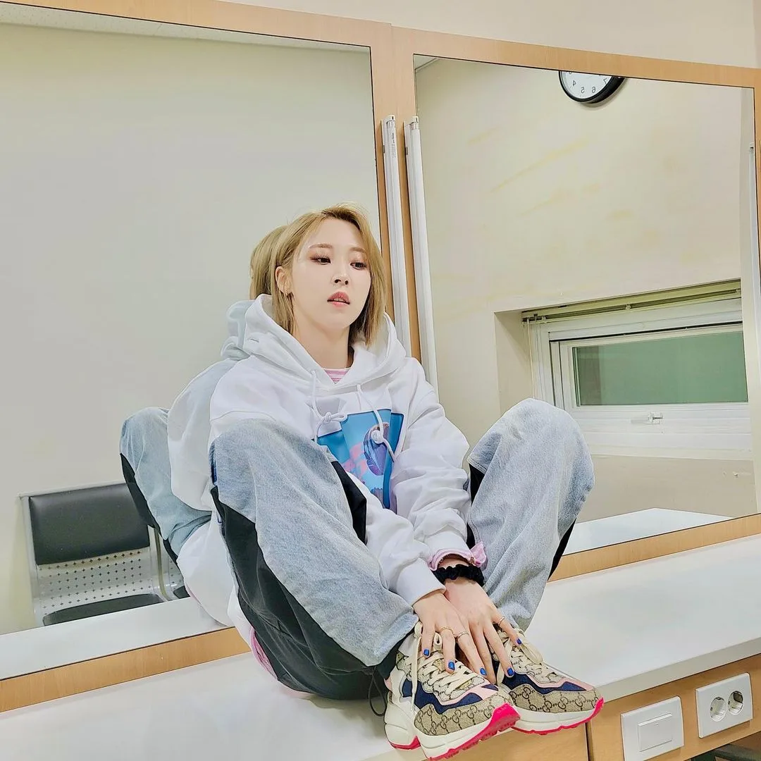 moon byul diện jogger xám