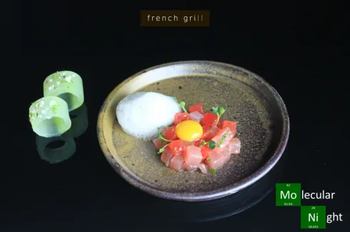 Salad cá ngừ, đồ uống là rượu Martini được cô đặc như miếng ngọc