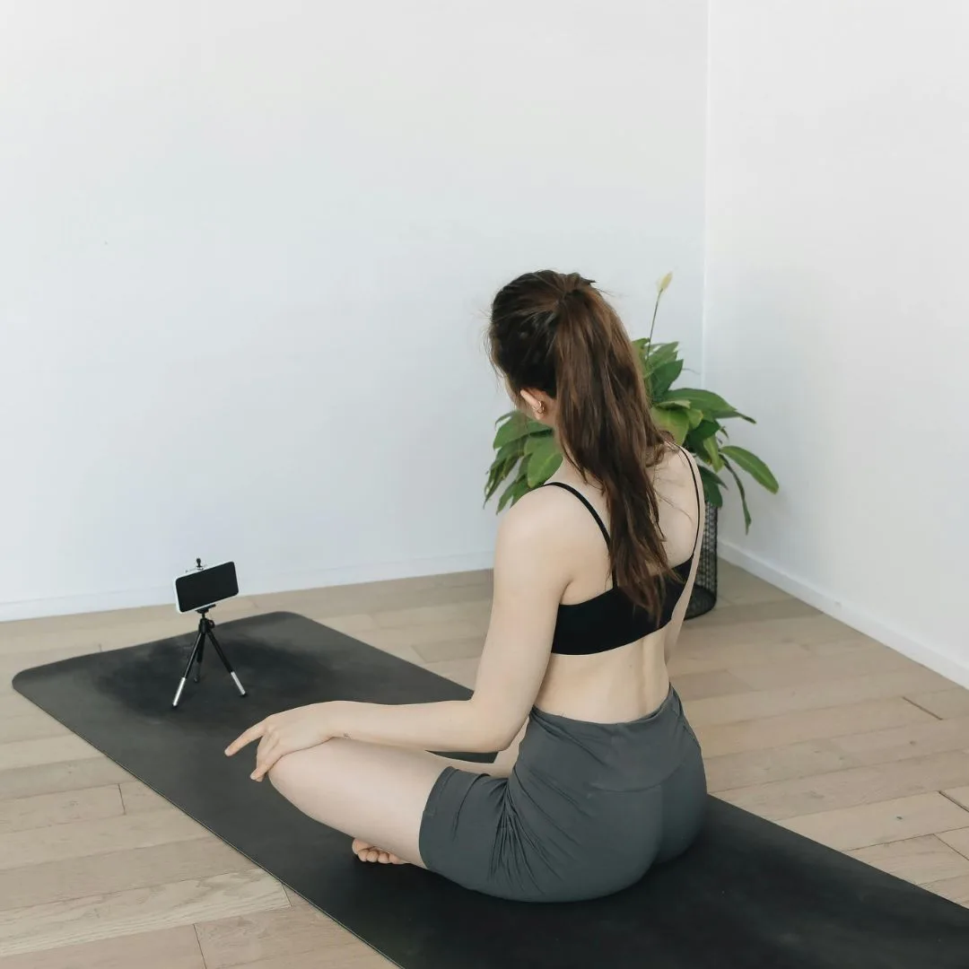 người phụ nữ thực hành yoga tại nhà để giảm căng thẳng và cải thiện giấc ngủ