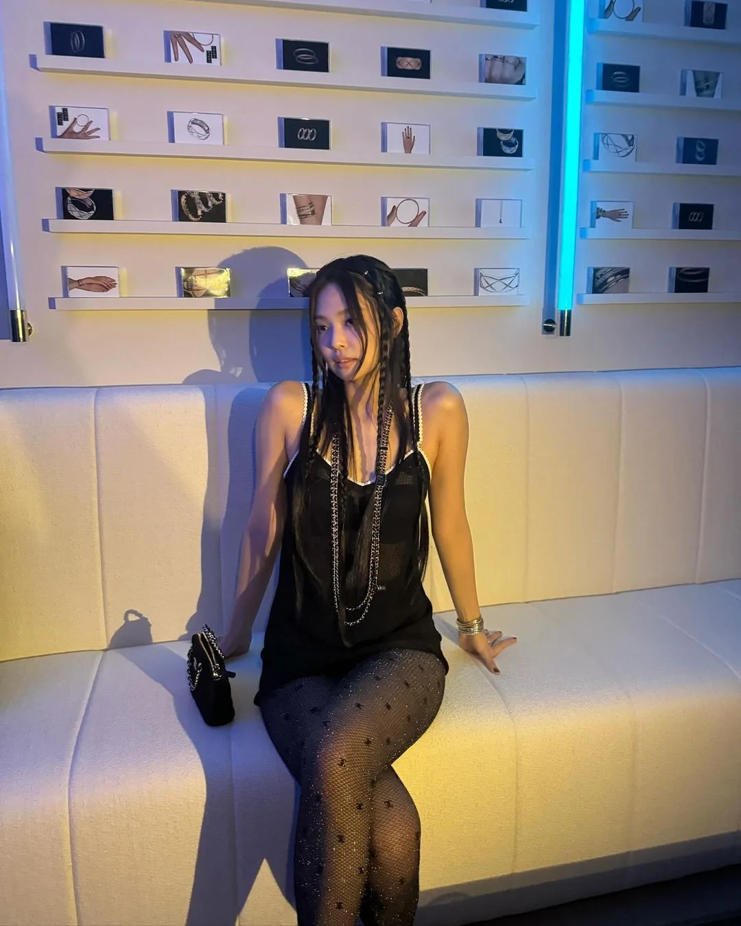 Jennie diện bản phối ren chanel