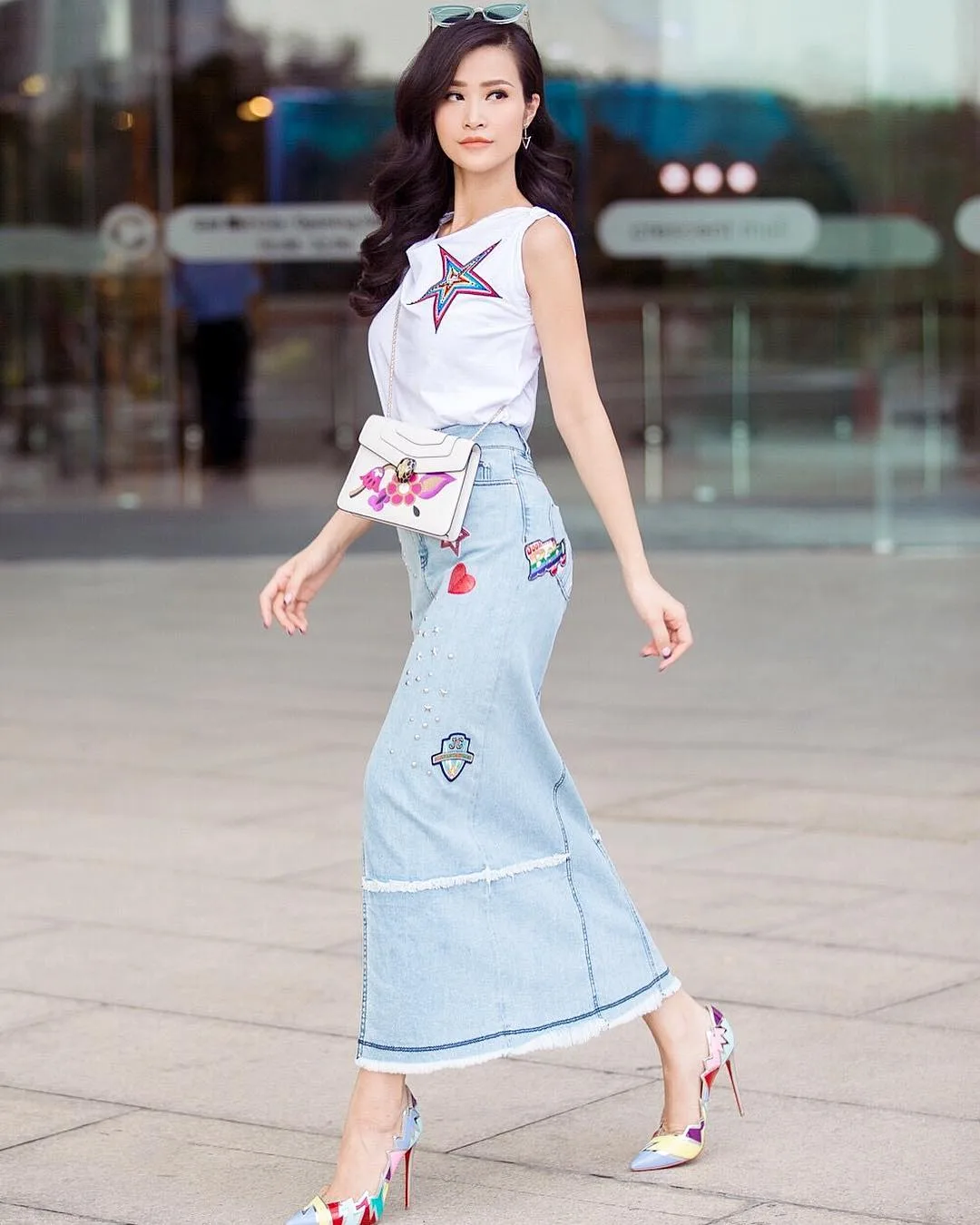 áo tank top trắng chân váy denim đông nhi