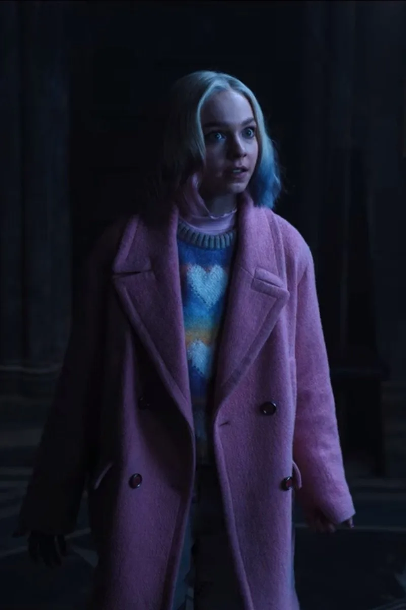 enid diện áo sweater hoạ tiết trái tim trong phim wednesday