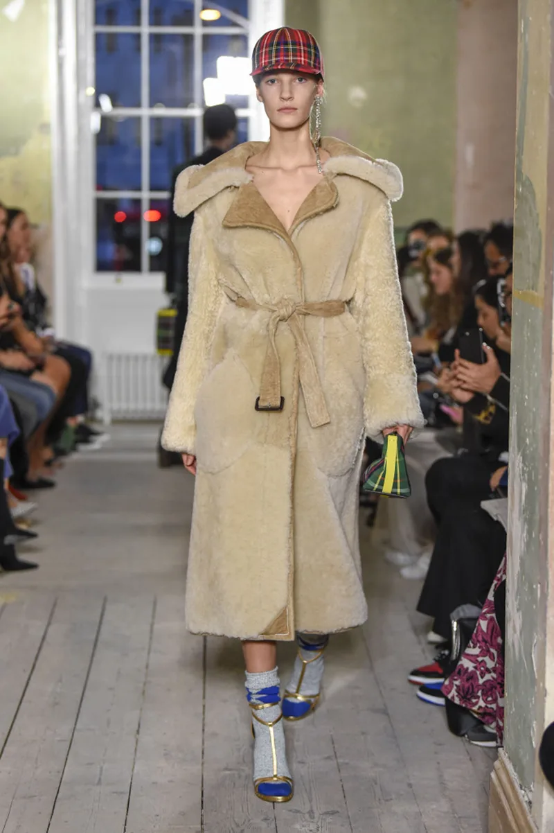 Biểu tình tại show của Burberry London Fashion Week 2018