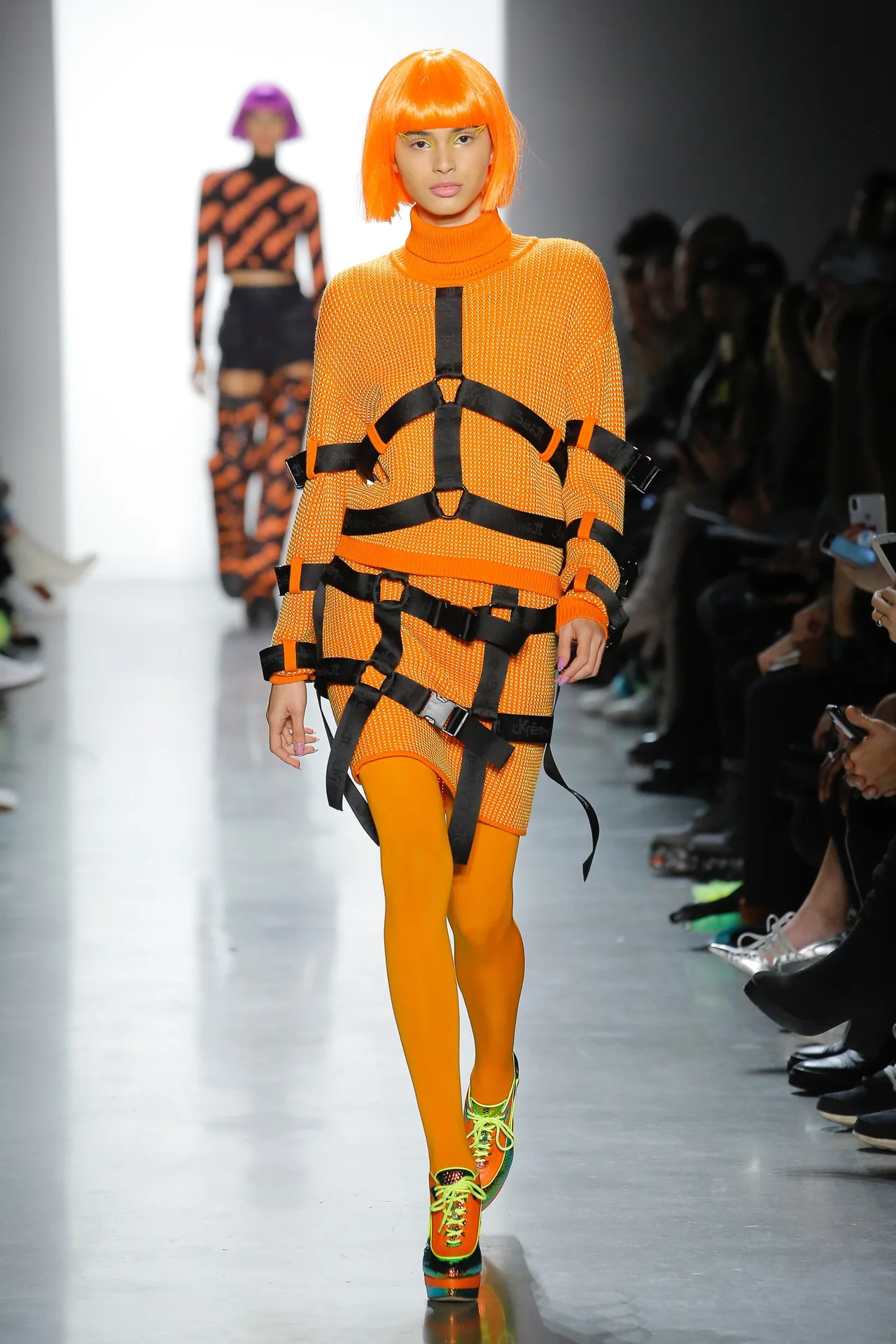Thương hiệu Jeremy Scott Ready-to-wear Thu-Đông 2018: Rực rỡ sắc màu viễn tưởng 3 Thương hiệu Jeremy Scott Ready-to-wear Thu-Đông 2018: Rực rỡ sắc màu viễn tưởng 3