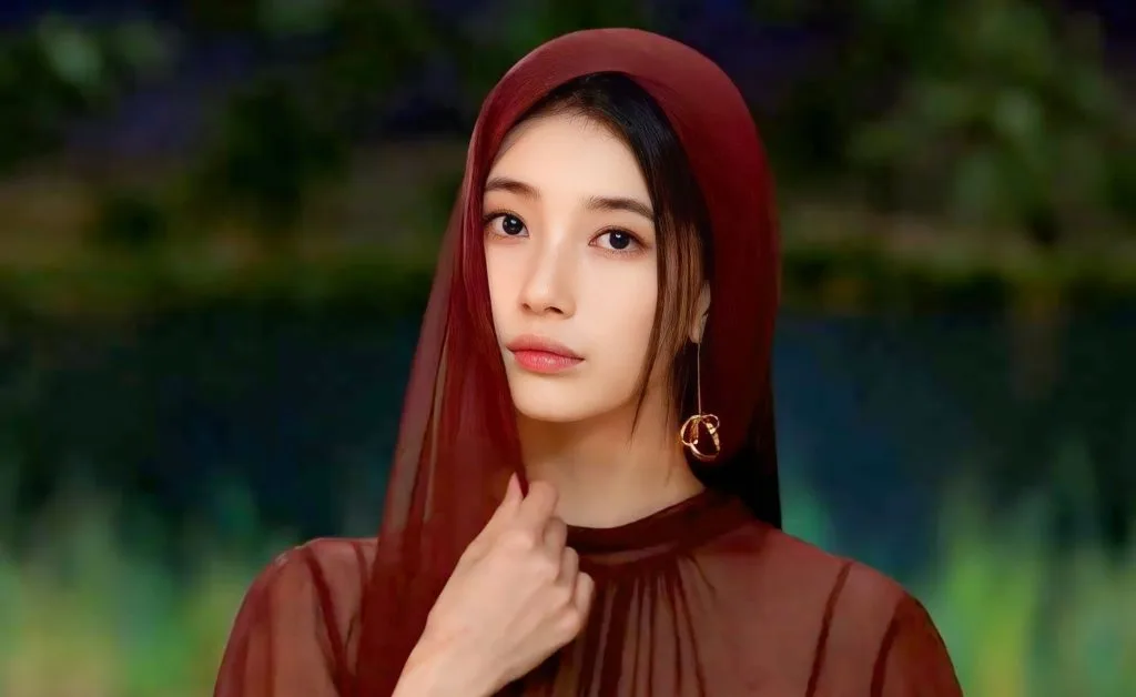 Bộ váy đỏ rực rỡ dưới ánh đèn Suzy