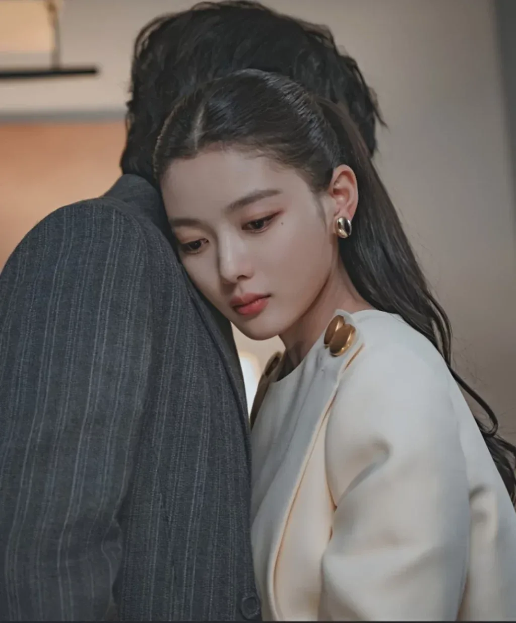 Bộ suit trắng tối giản tôn trọn khí chất “queen energy”.