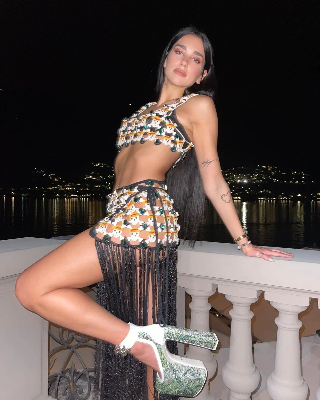 set đồ crochet dự tiệc của Dua Lipa
