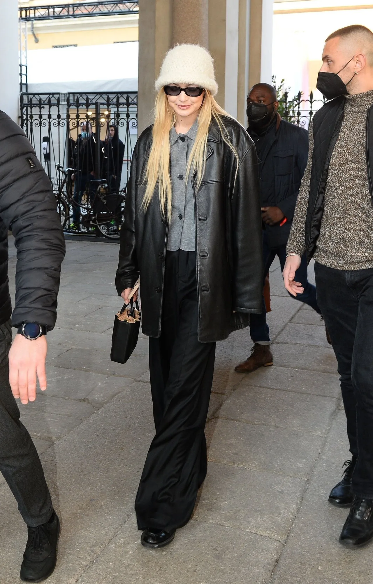 street syle của gigi hadid tại milan