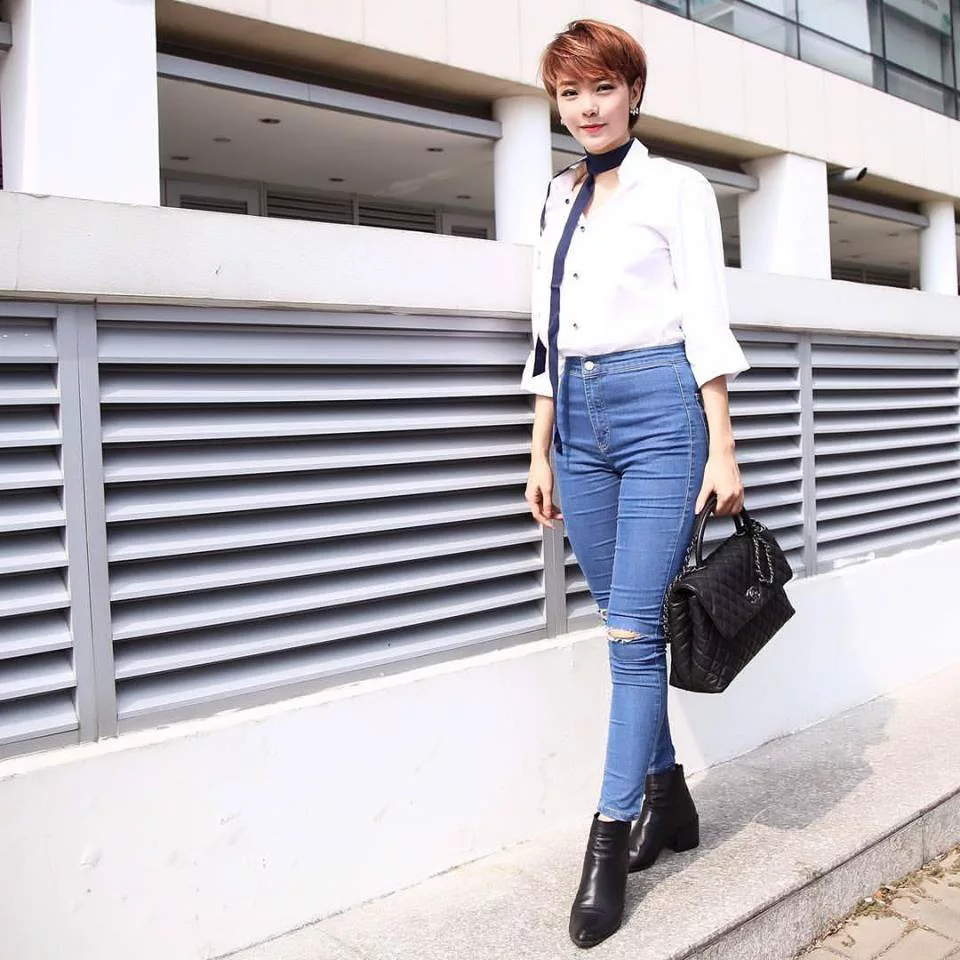 Dù theo đuổi phong cách tomboy nhưng Minh Hằng vẫn toát lên vẻ dịu dàng bằng điểm nhấn chiếc caravat nữ tính