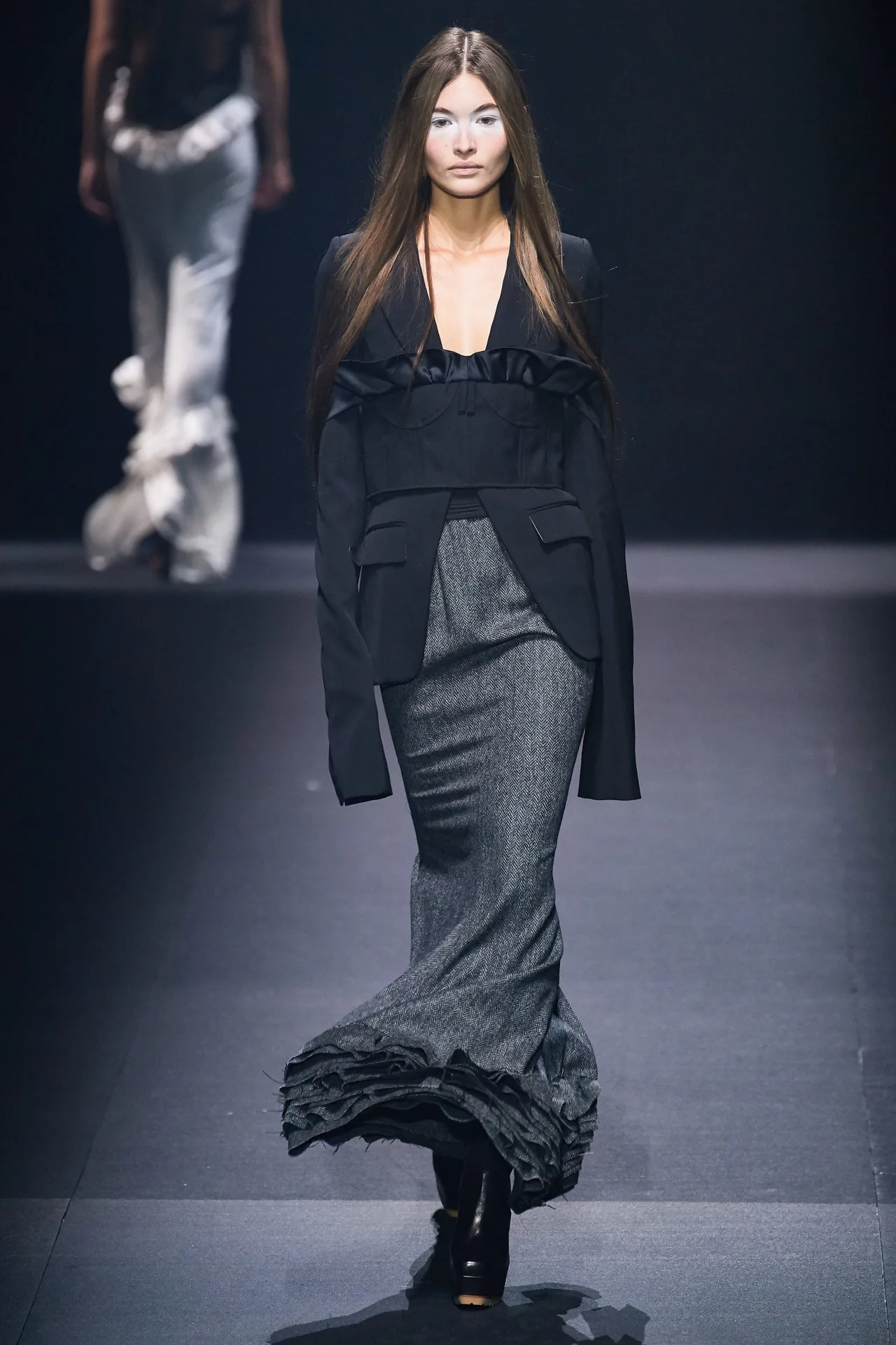 chân váy và áo blazer đen trong bộ sưu tập vera wang xuân hè 2020