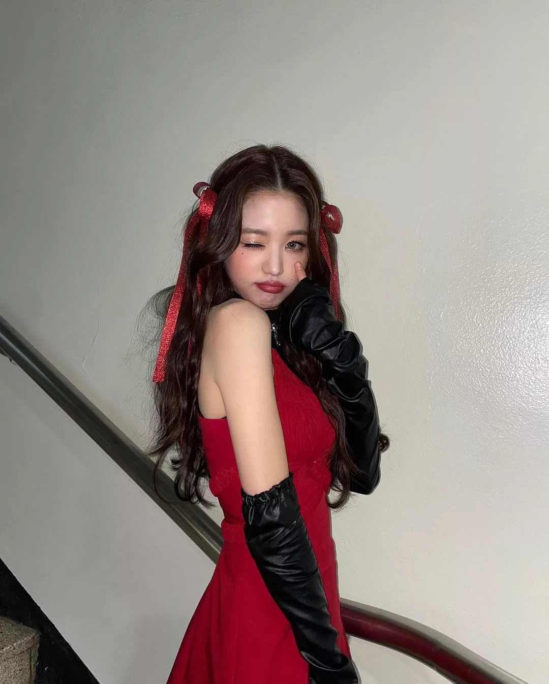 cài tóc bằng nơ đỏ