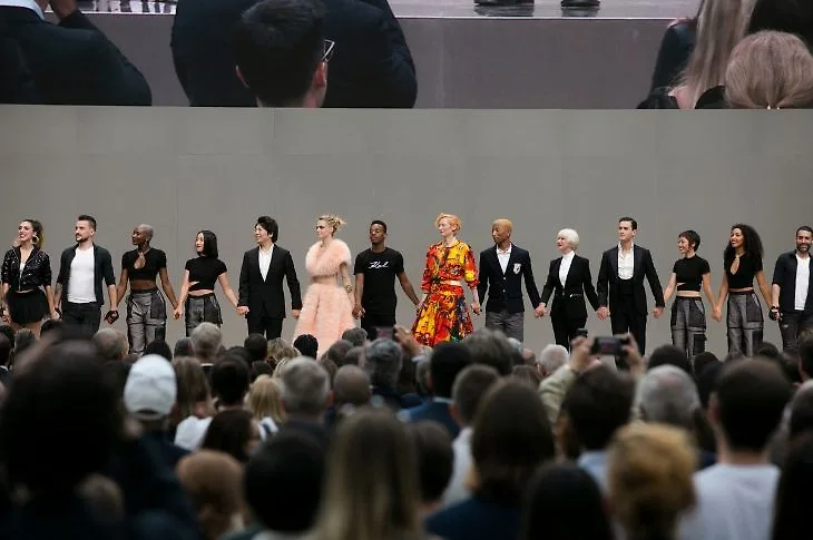 Kết thúc lễ tưởng nhớ Karl Lagerfeld là màn chào sân của các gương mặt nổi tiếng.