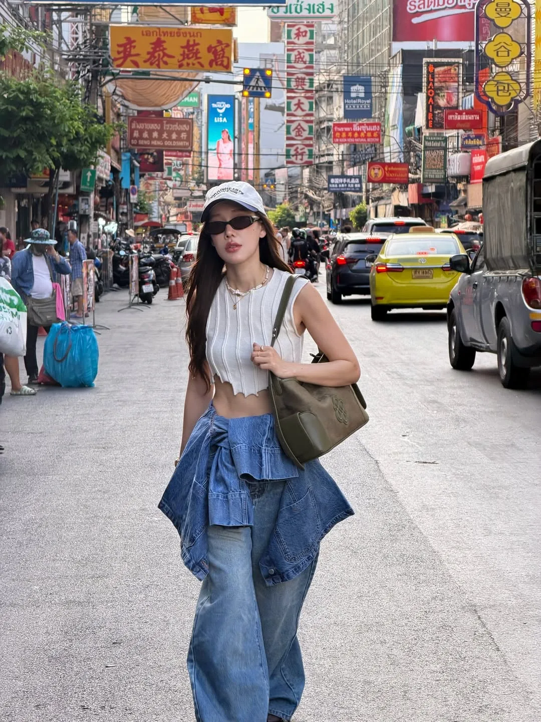 Sắc trắng thanh lịch mang lại cảm giác mát mẻ, nhẹ nhàng cho outfit denim.