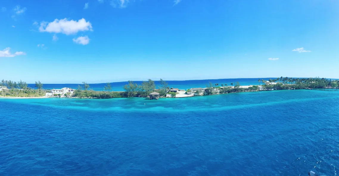 Tàu cập bến thành phố Nassau – thủ đô của Bahamas