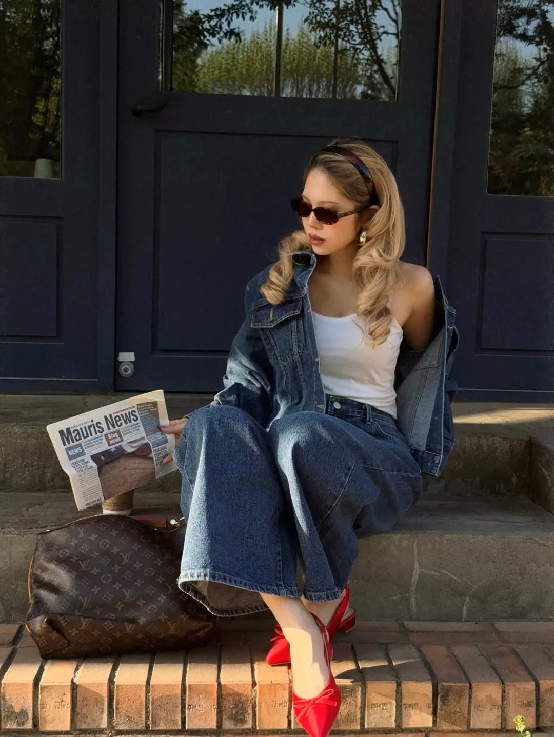 Bản phối double denim thời thượng bừng sáng nhờ điểm nhấn từ đôi giày cao gót mũi nhọn màu đỏ rực rỡ.