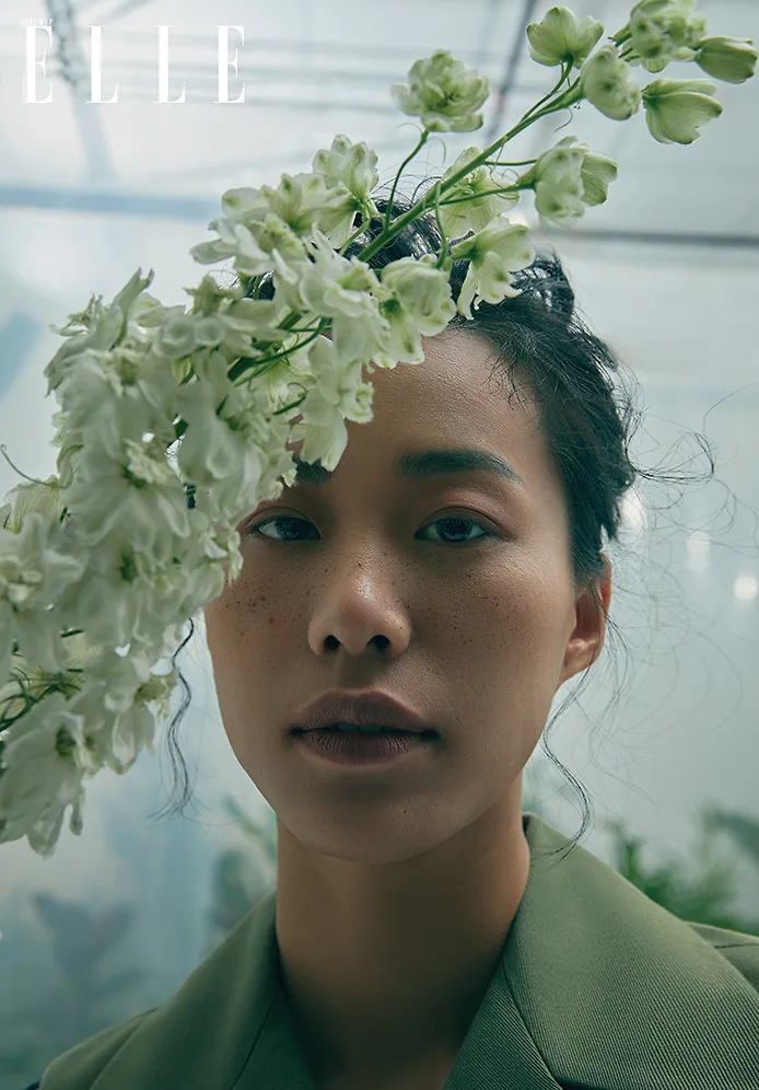 chân dung người mẫu bên hoa
