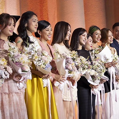 Dàn beauty bloggers được trao hoa