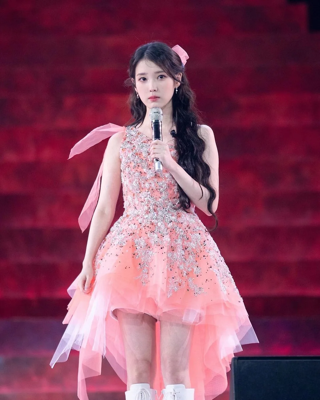 IU mang váy hồng trong đêm diễn của HEREH World Tour