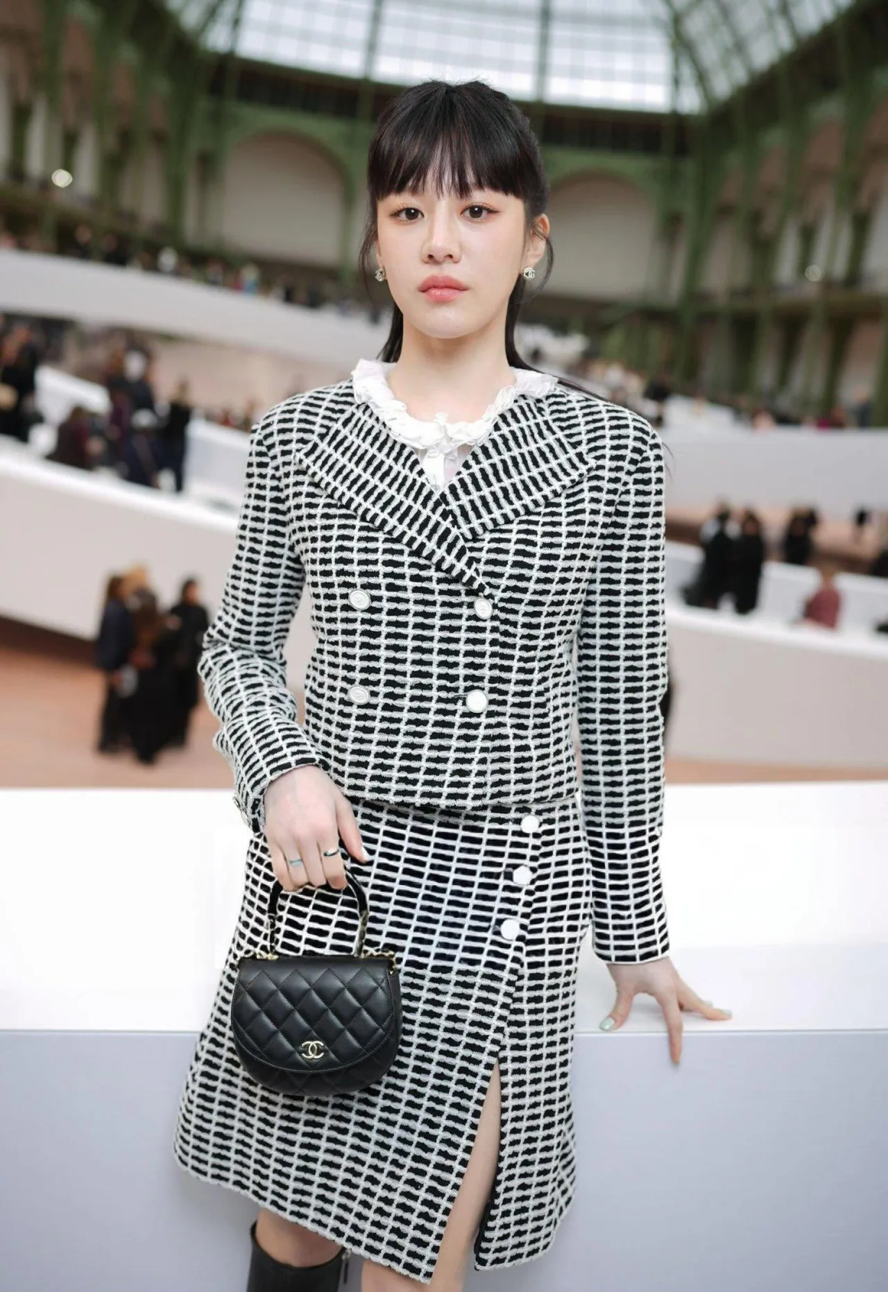 Sự cộng hưởng tuyệt mỹ giữa gương mặt "tỷ lệ vàng" của Go Yoon Jung và phom dáng túi kinh điển, tạo nên một khung hình đậm chất điện ảnh.