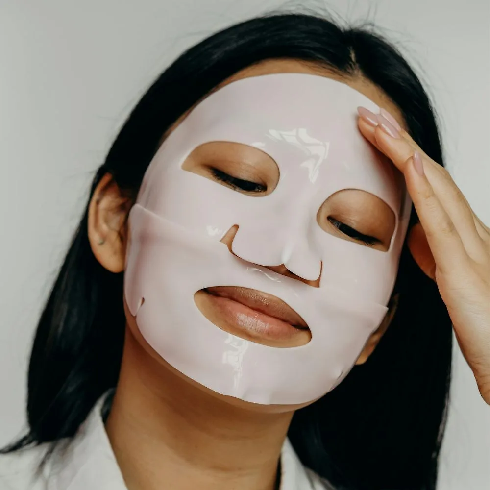 cô gái đang đắp mặt nạ