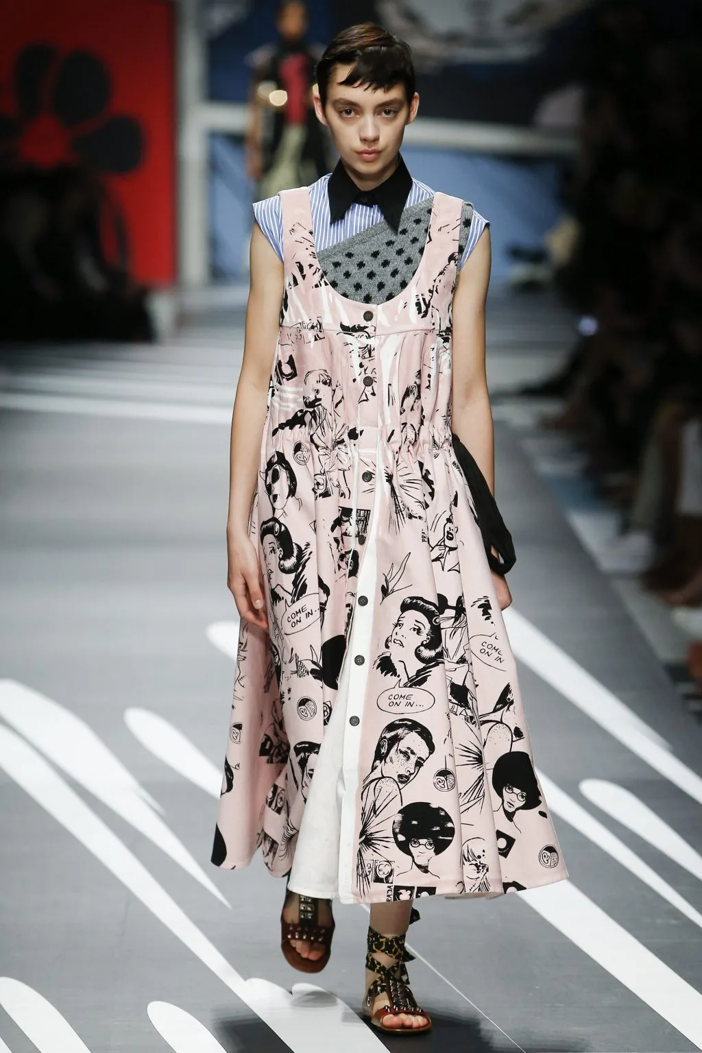 Prada Ready-to-wear Xuân 2018: Về những người phụ nữ mạnh mẽ, náo nhiệt và đầy sức quyến rũ Prada Ready-to-wear Xuân 2018: Về những người phụ nữ mạnh mẽ, náo nhiệt và đầy sức quyến rũ