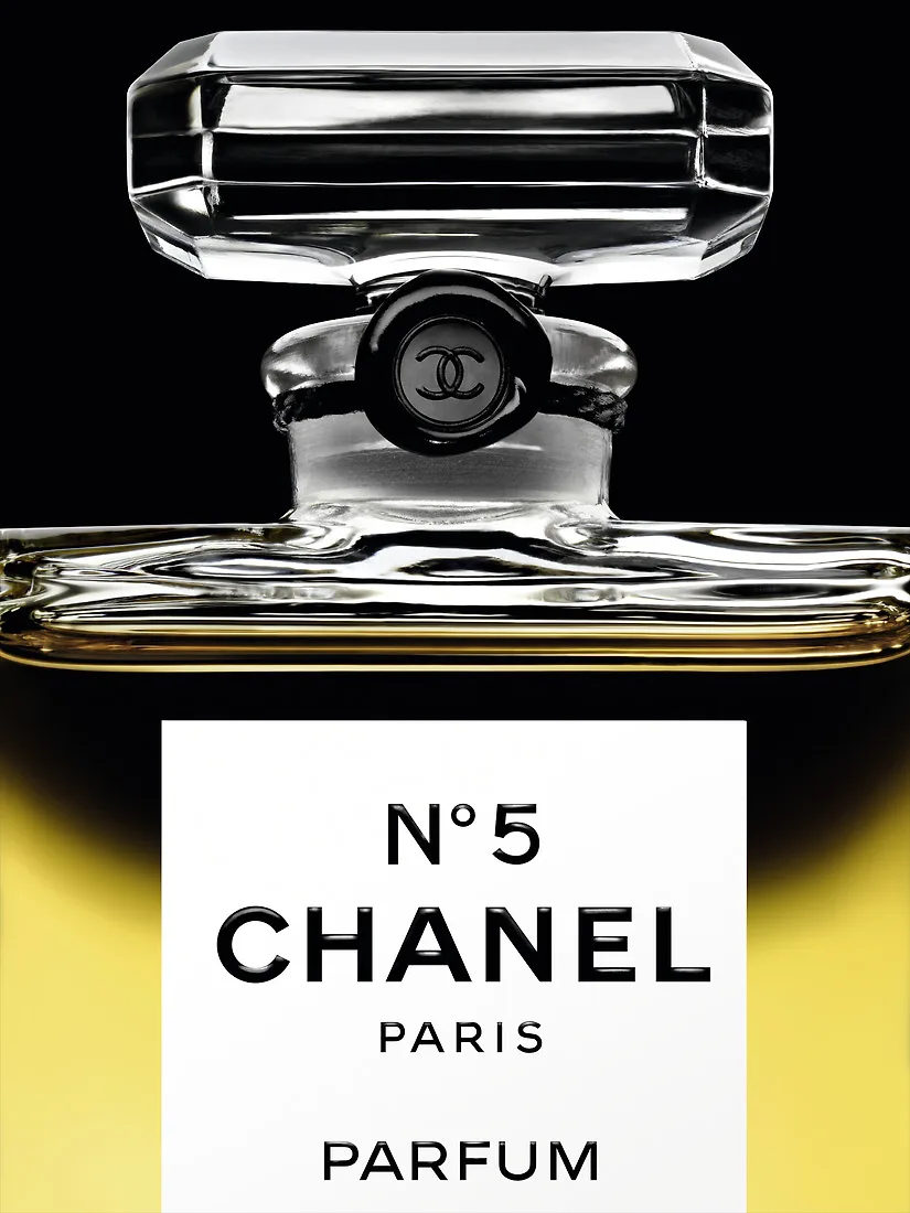 CHANEL N°5 với chi tiết dấu sáp đen trên cổ chai