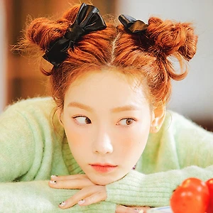 Taeyeon đeo phụ kiện tóc nơ màu đen