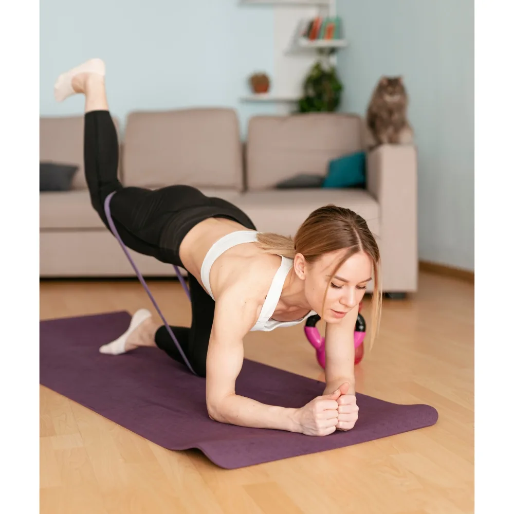 Cô gái bổ sung động tác nâng chân vào tư thế Plank.