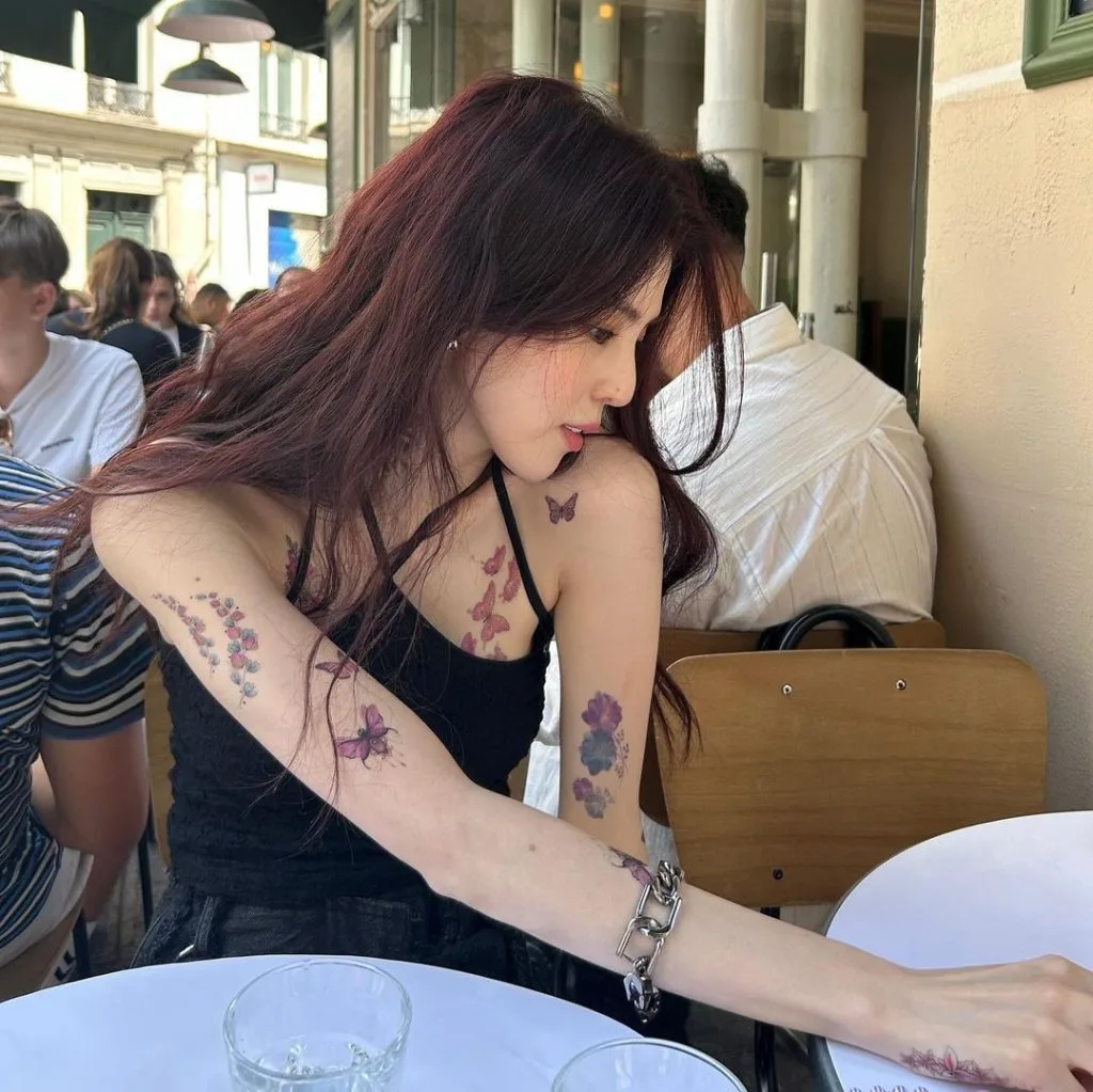 Han So Hee với hình xăm dán hoa, bướm và dreamcatcher (vòng bắt giấc mơ)