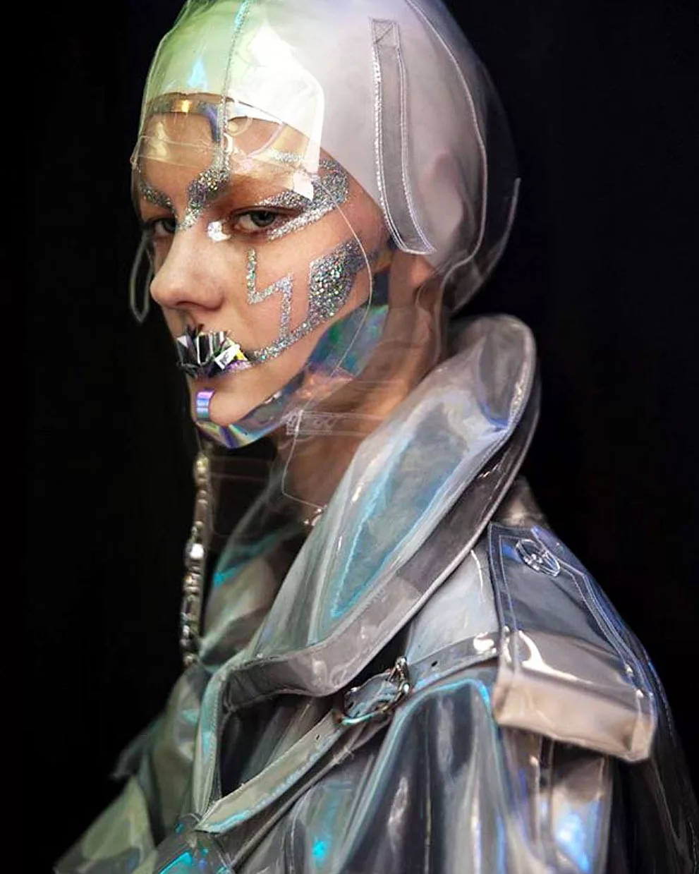 Cảm hứng vị lai từ son Pat McGrath trong Maison Margiela Counture Xuân 2018 Cảm hứng vị lai từ son Pat McGrath trong Maison Margiela Counture Xuân 2018 - 5