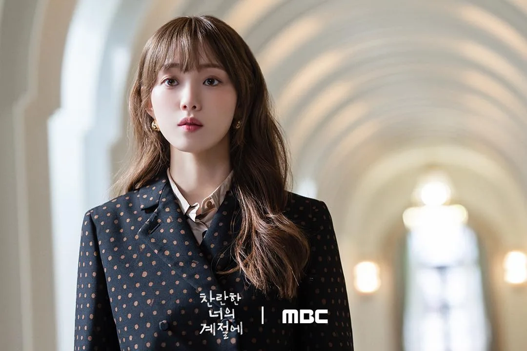 Lee Sung Kyung diện blazer đen