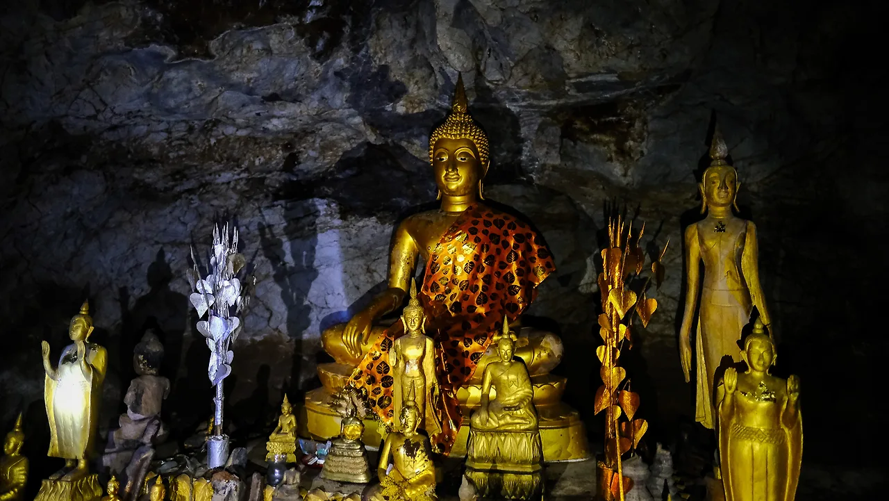 tượng phật tại hang động Pak Ou ở Luang Prabang Lào.