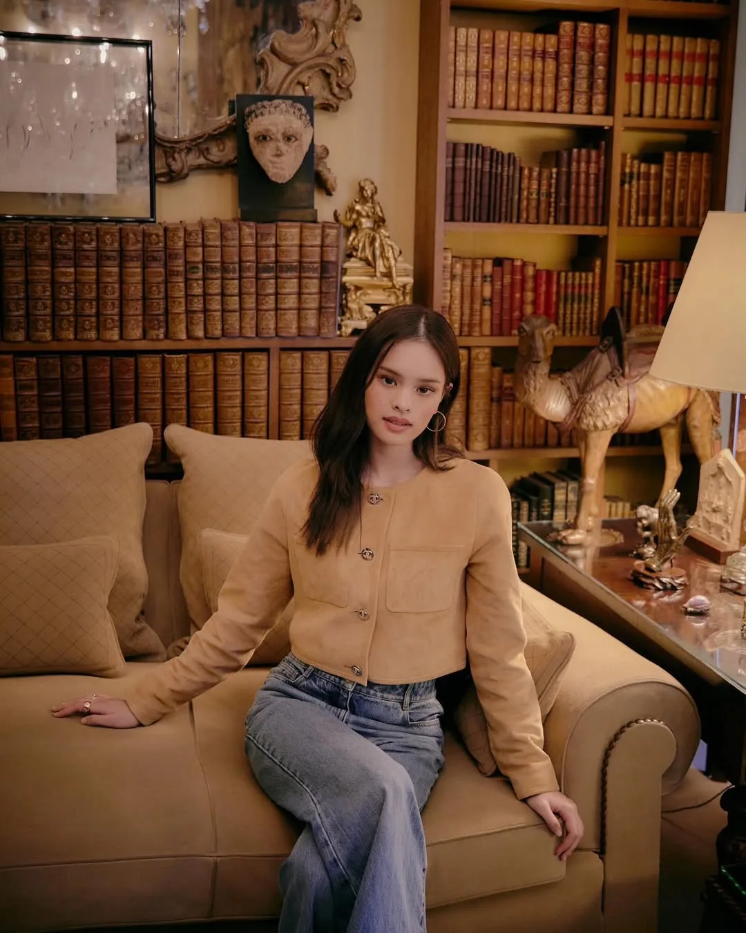 Ally Achiraya diện áo khoác tweed