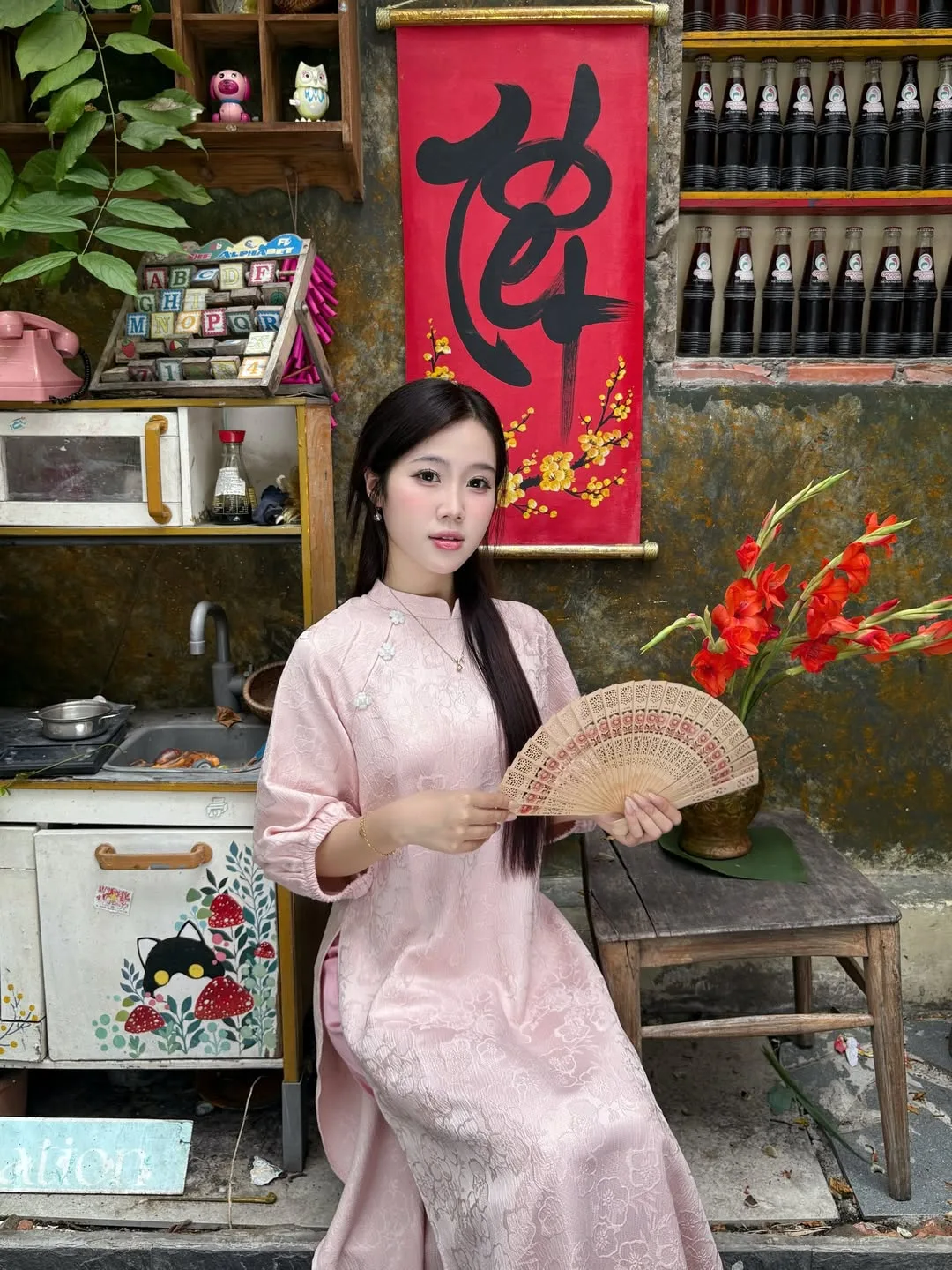 Những mắt xích nhỏ xíu đan cài vào nhau tạo nên một dải ánh sáng trắng bạc dịu mắt dưới nắng xuân.