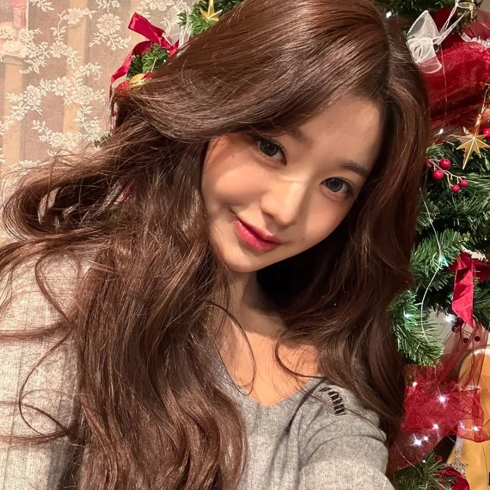 Jang Won-young chụp ảnh bên cây thông Noel