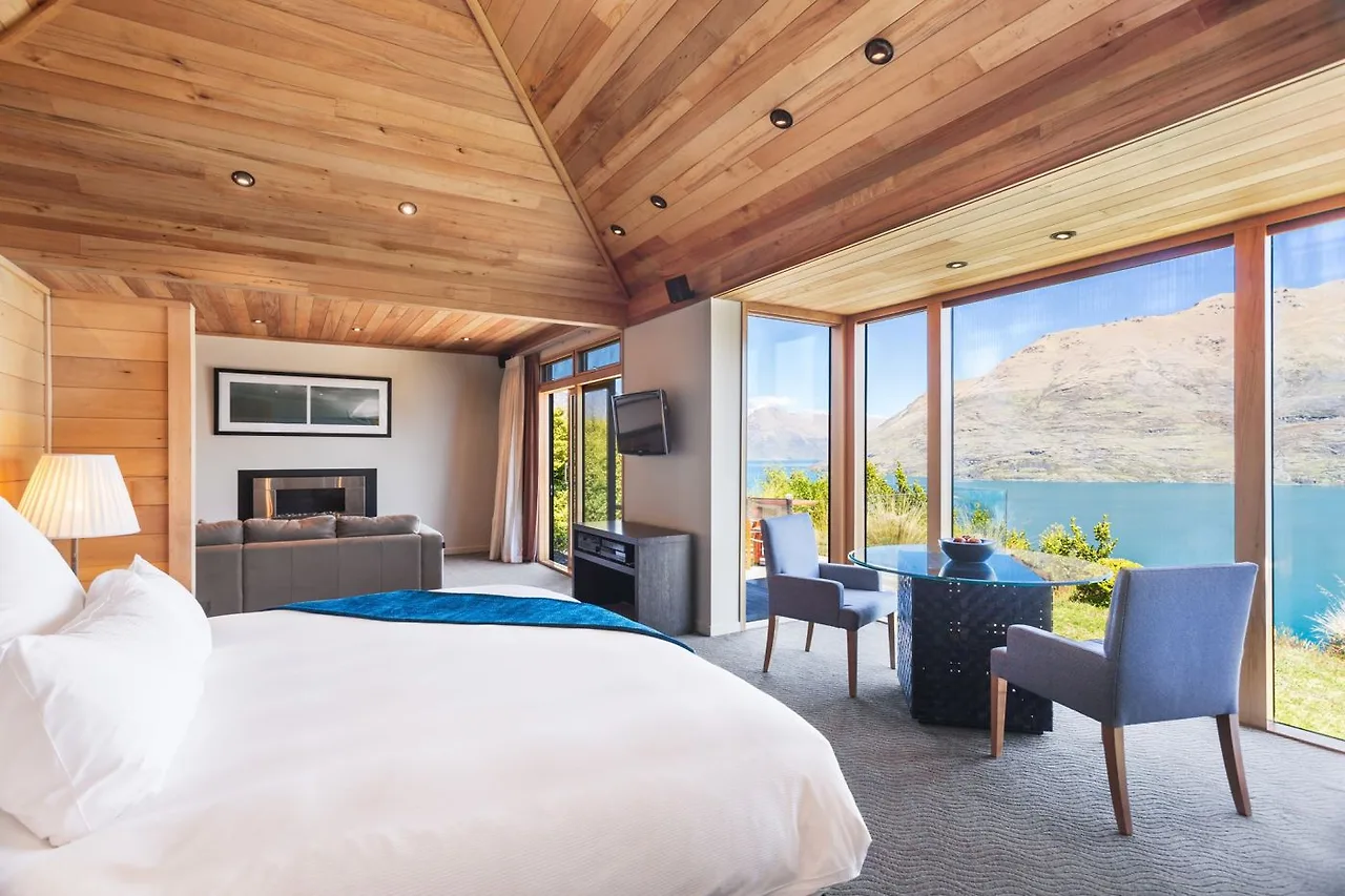 John Blair – người giành giải về kiến trúc của Queenstown – là kiến trúc sư của Azur. Phần nội thất do công ty nội thất LTW nổi tiếng của Singapore và các nước châu Á.