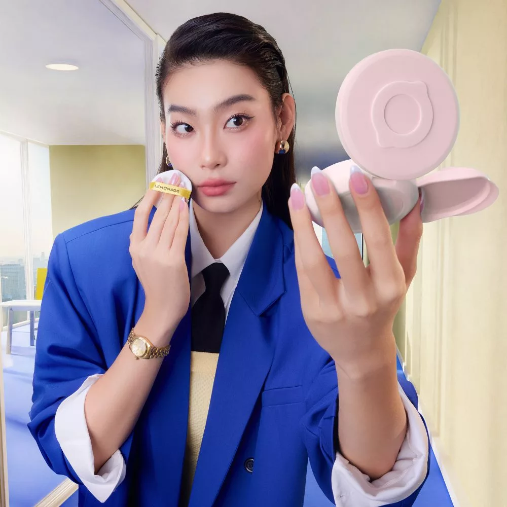 Hình ảnh cô gái trang điểm với cushion Lemonade.