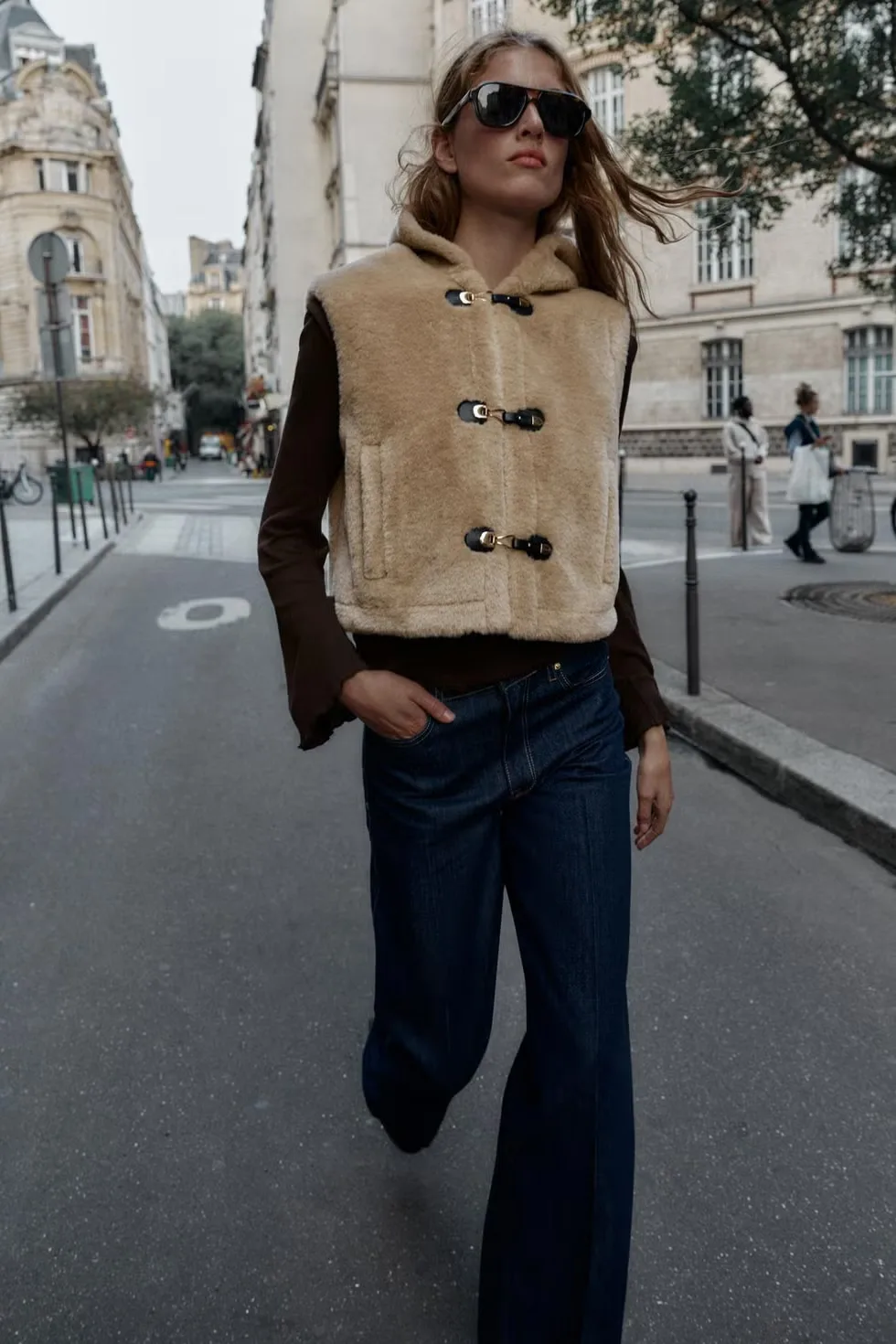 Áo ghile chất lông màu beige giúp tạo thêm màu sác cho outfit mùa Đông.