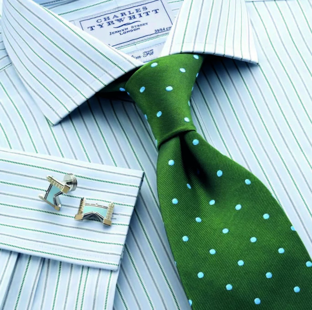 Sơmi kẻ sọc vừa (Bengal-striped) + Cà vạt cứng cáp tối màu, họa tiết nhỏ