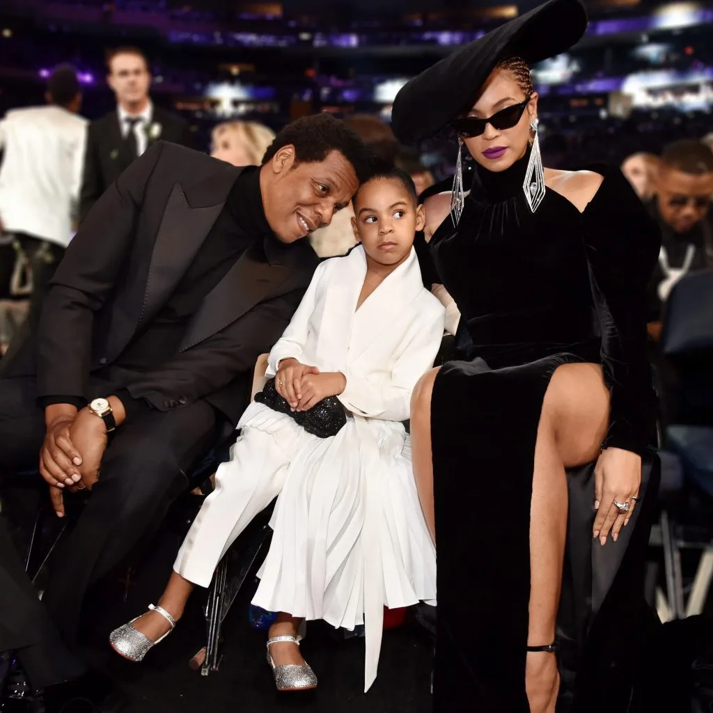 Blue Ivy Carter mặc đồ trắng xuất hiện cùng bố mẹ