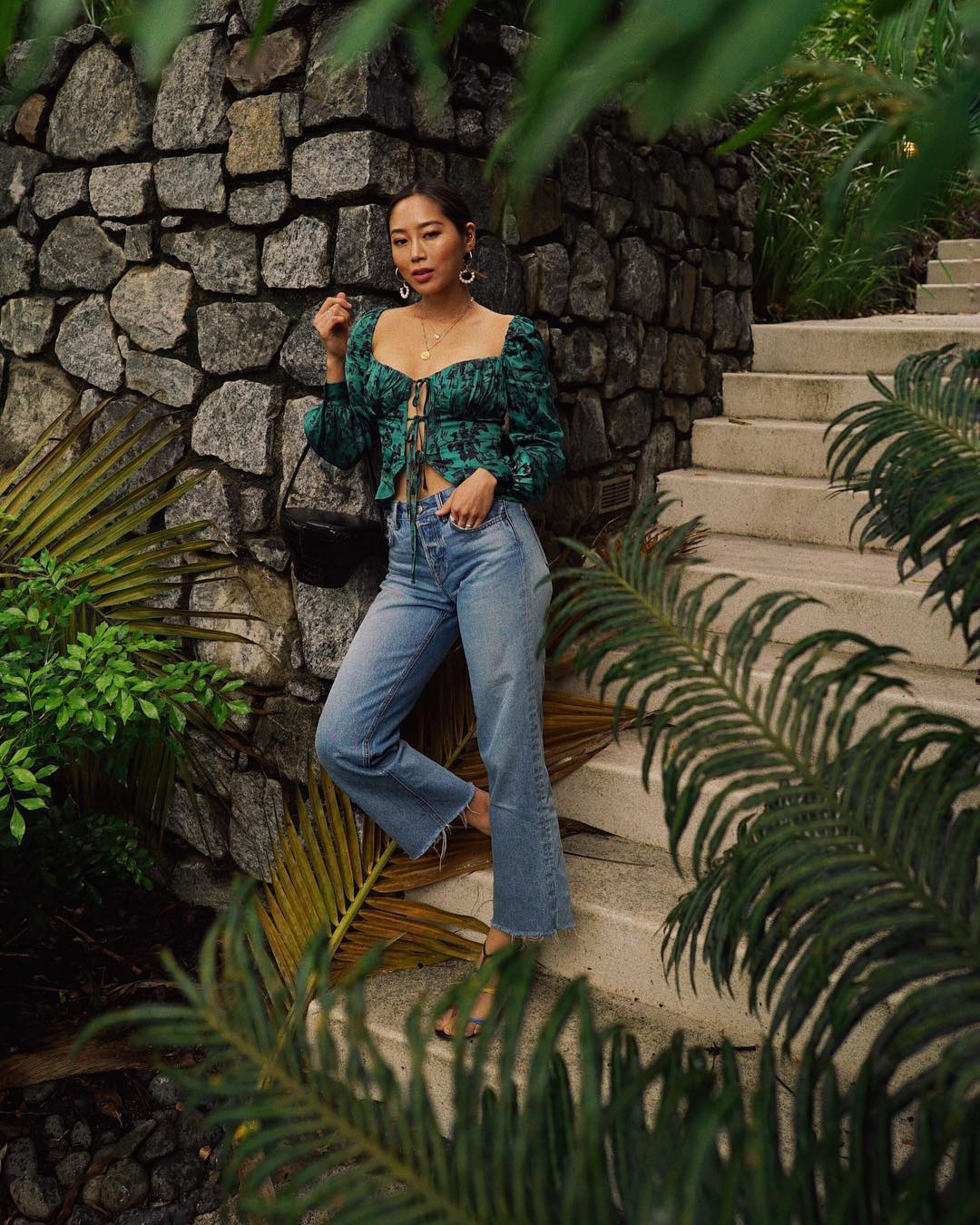 Fashionista Aimee Song mặc quần jeans ống loe và áo in hoa