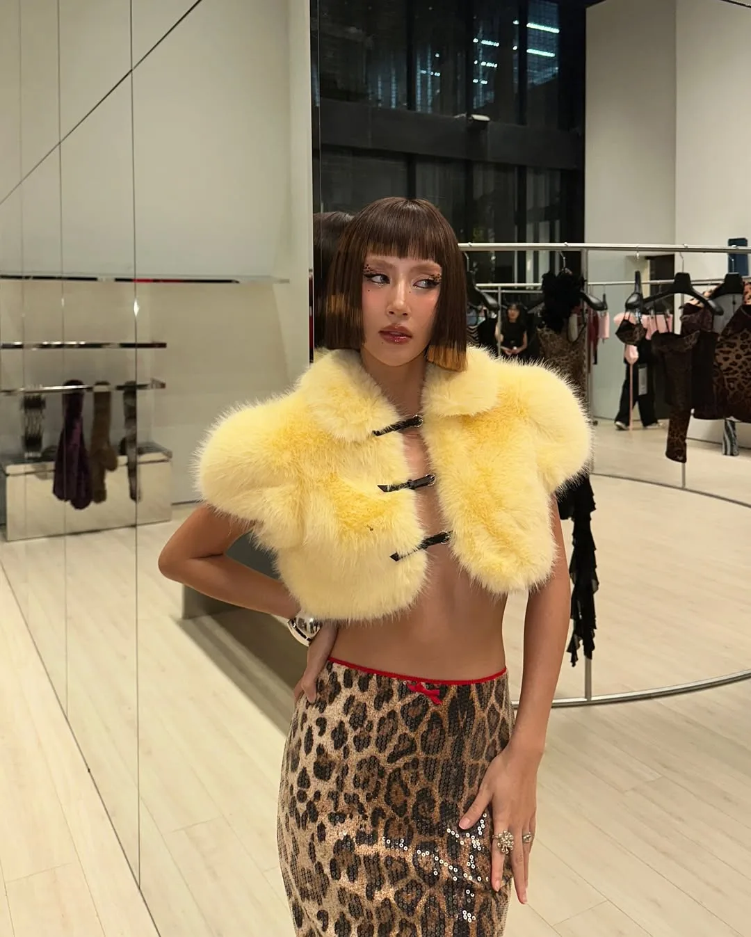 Karolina Cropped Jacket lông vàng tươi của FANCÌ CLUB được Quỳnh Anh Shyn
