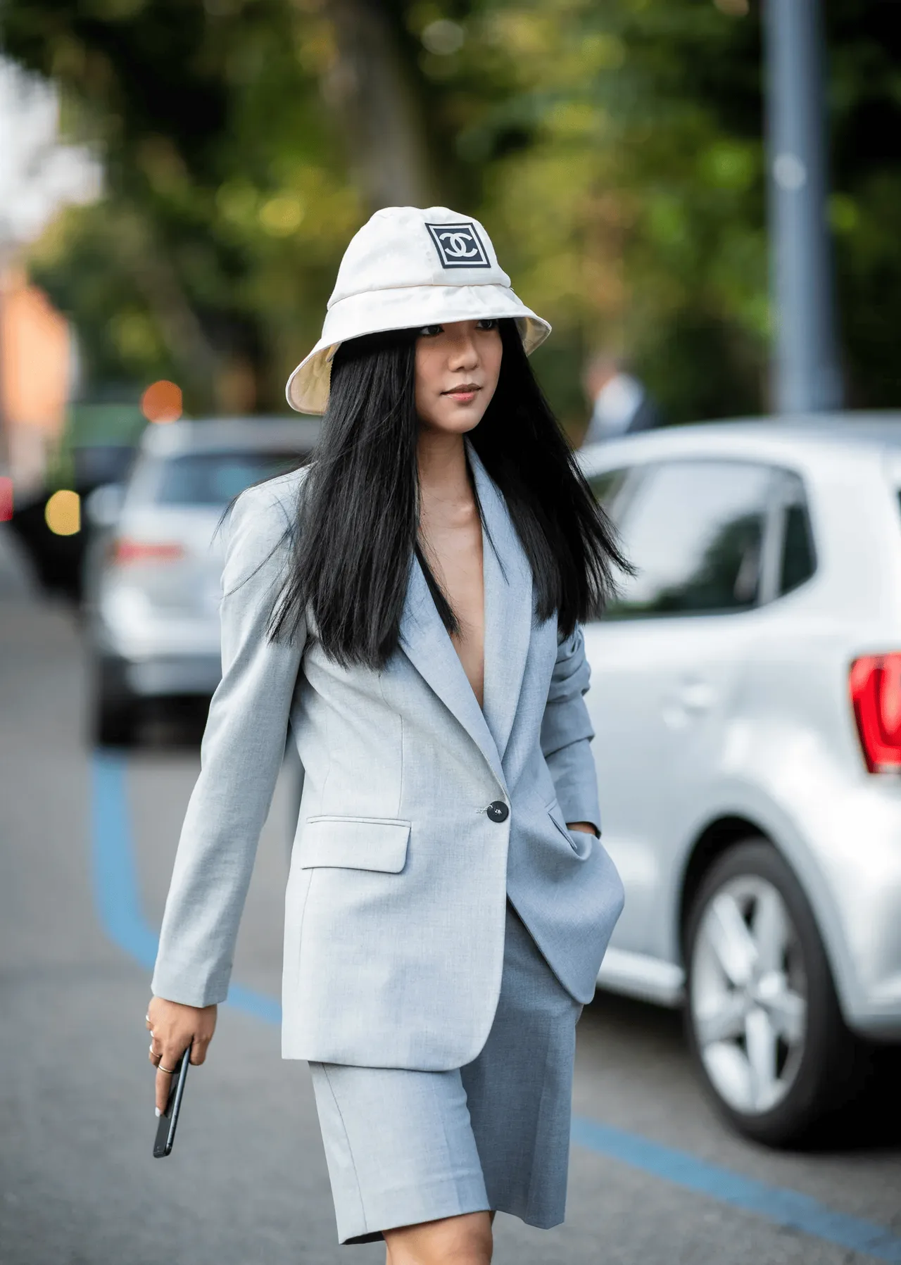 Suit ngắn phối nón bucket trắng